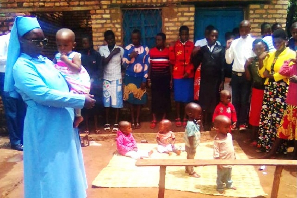 LE GROUPE «WIGORE» DE LA PAROISSE KIVOGA A FETE PAQUES EN RENDANT VISITE AUX PLUS DEMUNIS