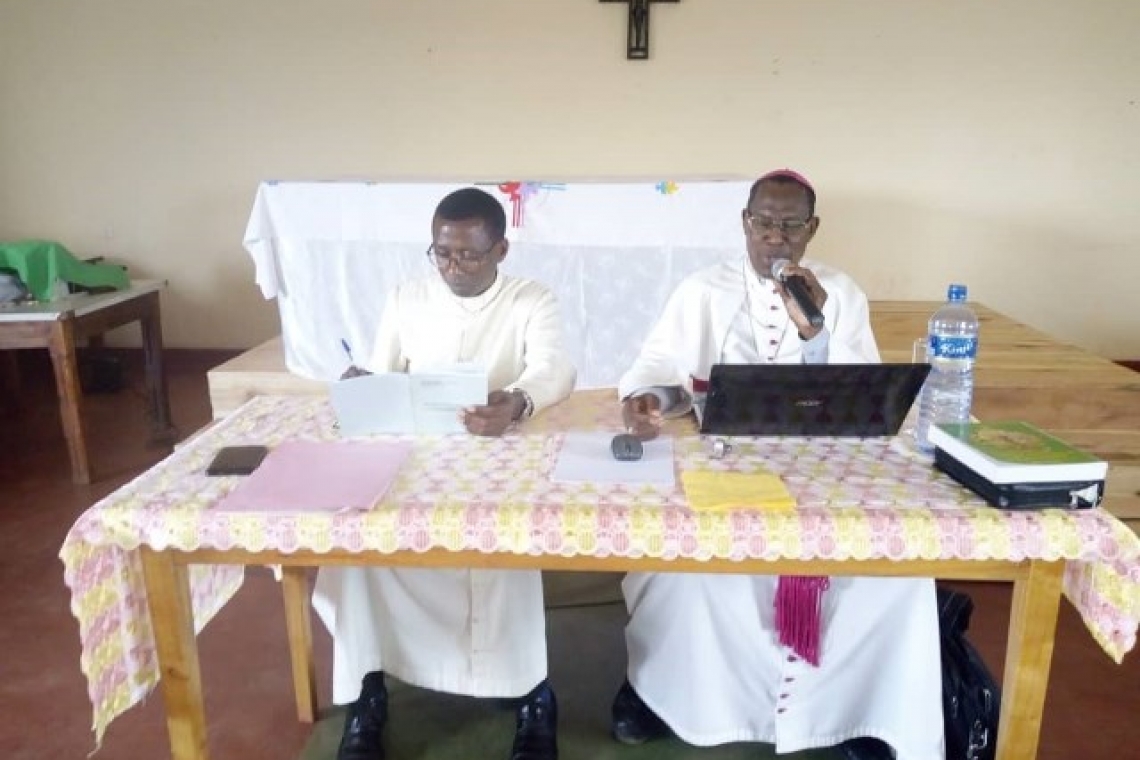 LE PERSONNEL DE LA SANTE DANS UNE CAUSERIE ANIMEE PAR L'ARCHEVEQUE DE GITEGA S.E Mgr SIMON NTAMWANA.