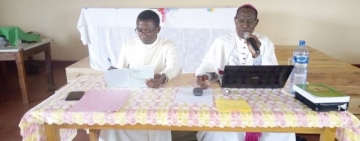 LE PERSONNEL DE LA SANTE DANS UNE CAUSERIE ANIMEE PAR L'ARCHEVEQUE DE GITEGA S.E Mgr SIMON NTAMWANA.