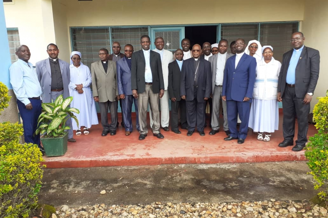 VISITE DU COLLEGE DES CONSULTEURS DU DIOCESE DE NGOZI A S.E. MONSEIGNEUR GEORGES BIZIMANA A BUBANZA