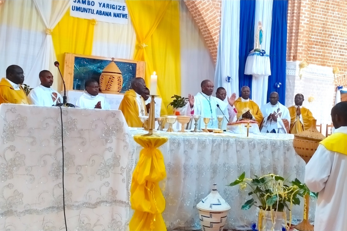 ABASASERDOTI N’ABIHEBEYIMANA BO MURI DIYOSEZE YA NGOZI BIPFURIZANYA IMISI MIKURU YA NOHELI N’UMWAKA MUSHASHA
