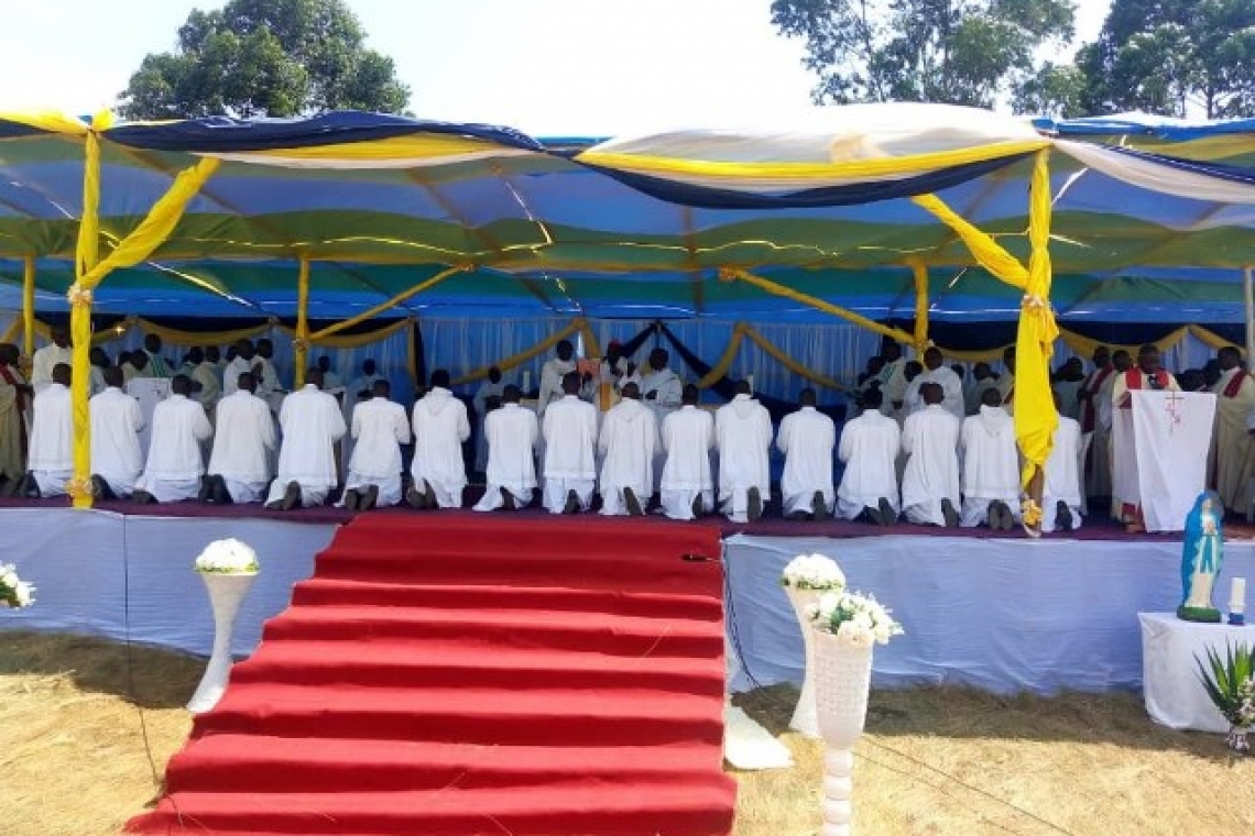 ORDINATIONS SACERDOTALE ET DIACONALE EN PAROISSE SHOMBO. TROMPETTE D’ALLEGRESSE DANS L’ARCHIDIOCESE DE GITEGA  