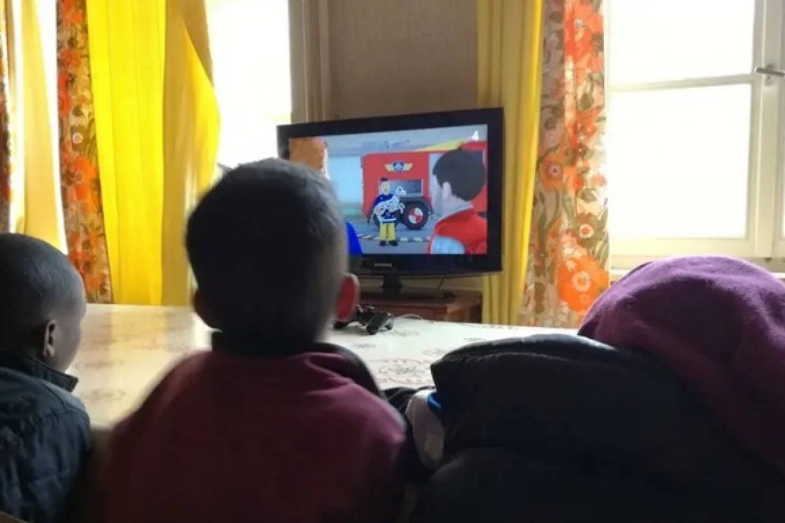 LA TÉLÉVISION ET LE MONDE DE L'ENFANCE: LE SOUCI ACTUEL, AVANTAGES ET INCONVÉNIENTS