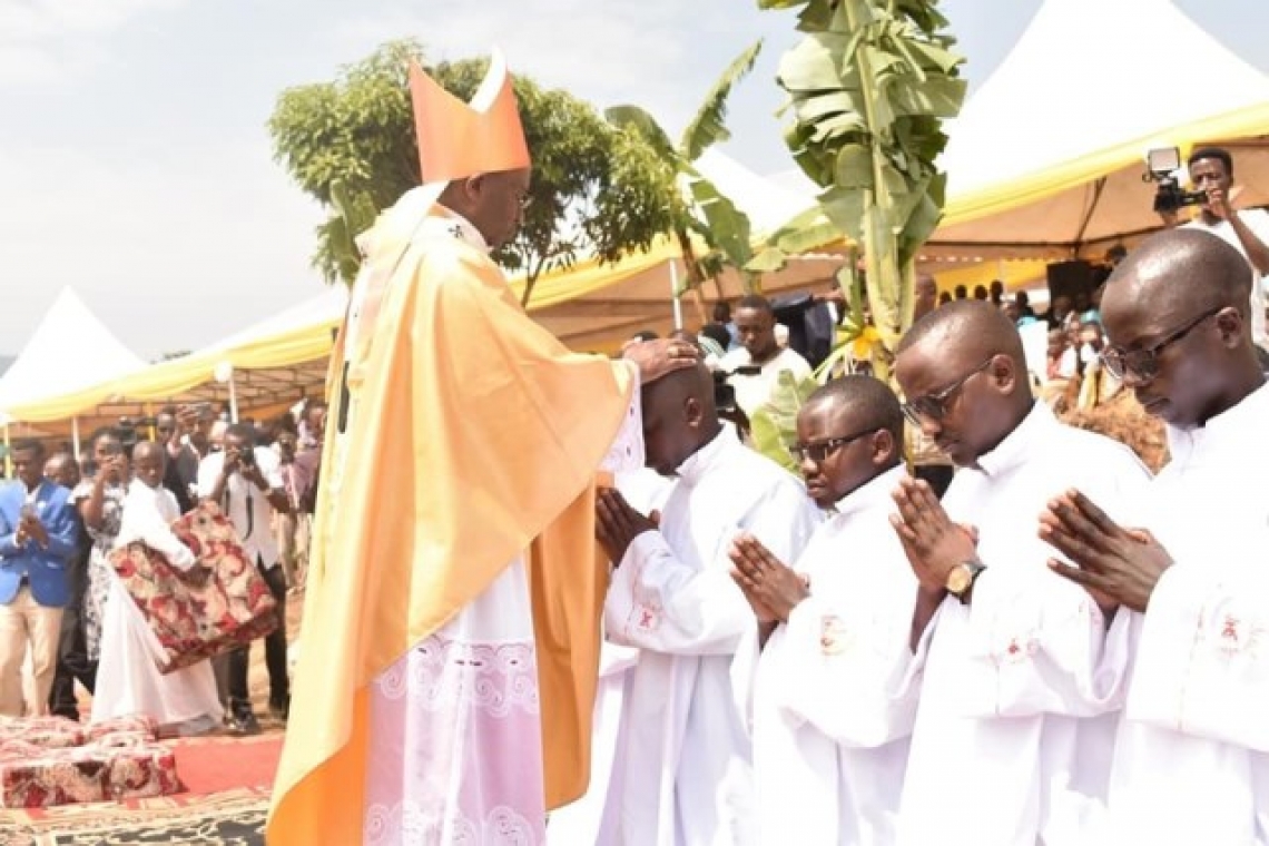 LES CEREMONIES D'ORDINATIONS SACERDOTALE ET DIACONALE, ET COLLATION DES MINISTERES DE LECTORAT ET D'ACOLYTAT DANS LA PAROISSE RUGAZI