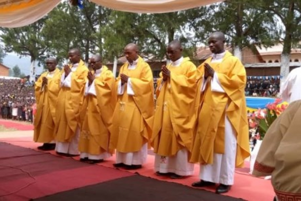 IYATIGWA MW’IBANGA RY’UBUSASERDOTI N’UBUDIYAKONI N’ITANGWA RY’IBICE BIGANISHA KW’IRYO BANGA RY’UBUSASERDOTI MURI PARUWASI MUSIGATI