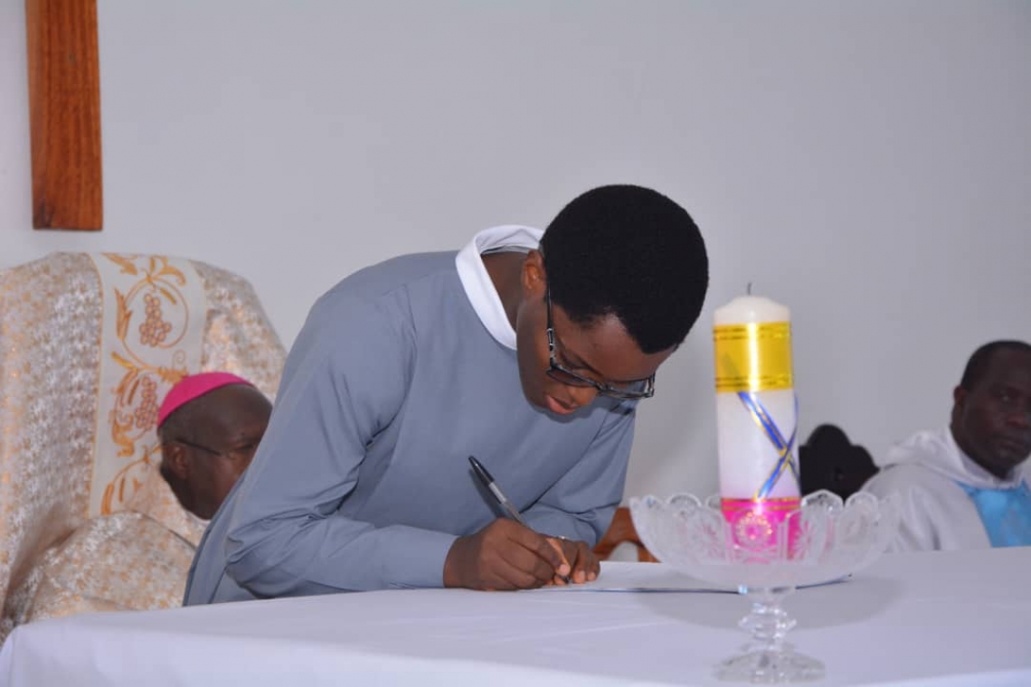 PROFESSION DES VOEUX INITIAUX POUR LES HUIT NOVICES DE LA CONGREGATION DES SOEURS BENEDICTINES DE LA PROVIDENCE