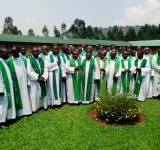 LE PRETRE, ISSU DE L’AMOUR DU PERE POUR FAIRE DU MONDE L’EGLISE FAMILLE DE DIEU