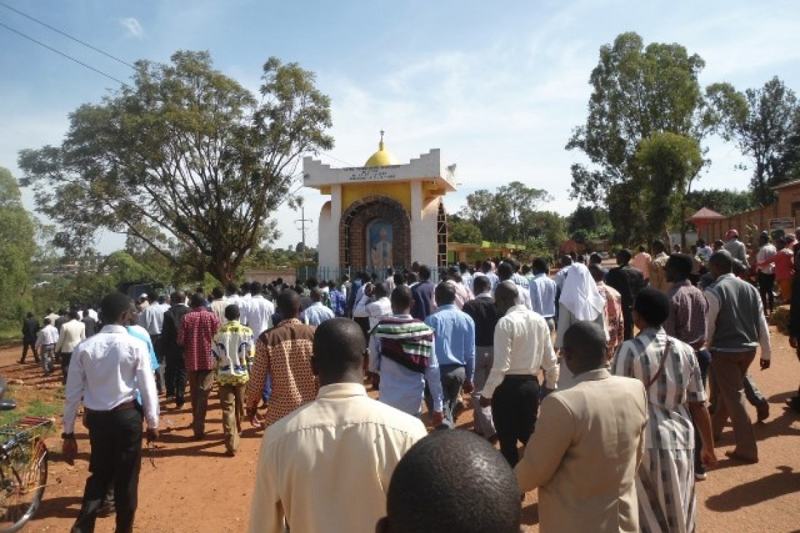 LA COMMUNAUTE DU GRAND SEMINAIRE SAINT JEAN PAUL II DE GITEGA EN PELERINAGE A LA CATHEDRALE DE MUSHASHA, HOMMAGE A S.E. MGR JOACHIN RUHUNA