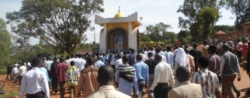 LA COMMUNAUTE DU GRAND SEMINAIRE SAINT JEAN PAUL II DE GITEGA EN PELERINAGE A LA CATHEDRALE DE MUSHASHA, HOMMAGE A S.E. MGR JOACHIN RUHUNA