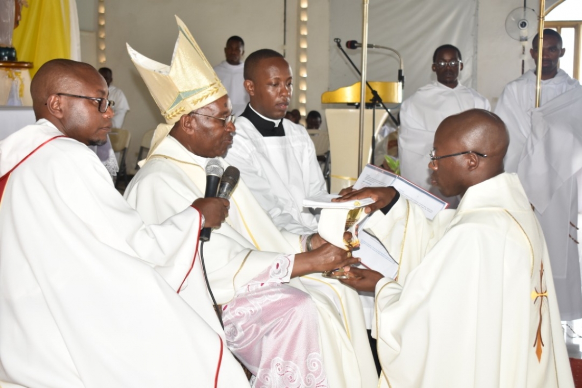 ORDINATION SACERDOTALE CHEZ LES FRERES DOMINICAINS AU BURUNDI