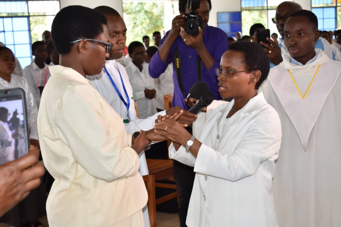 PROFESSION DES VOEUX PERPETUELS PAR SOEUR MARIE CHANTAL GRATIA KABANYIGINYA DE LA CONGREGATION DE SAINT-PAUL DE FRIBOURG A BUJUMBURA