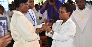 PROFESSION DES VOEUX PERPETUELS PAR SOEUR MARIE CHANTAL GRATIA KABANYIGINYA DE LA CONGREGATION DE SAINT-PAUL DE FRIBOURG A BUJUMBURA