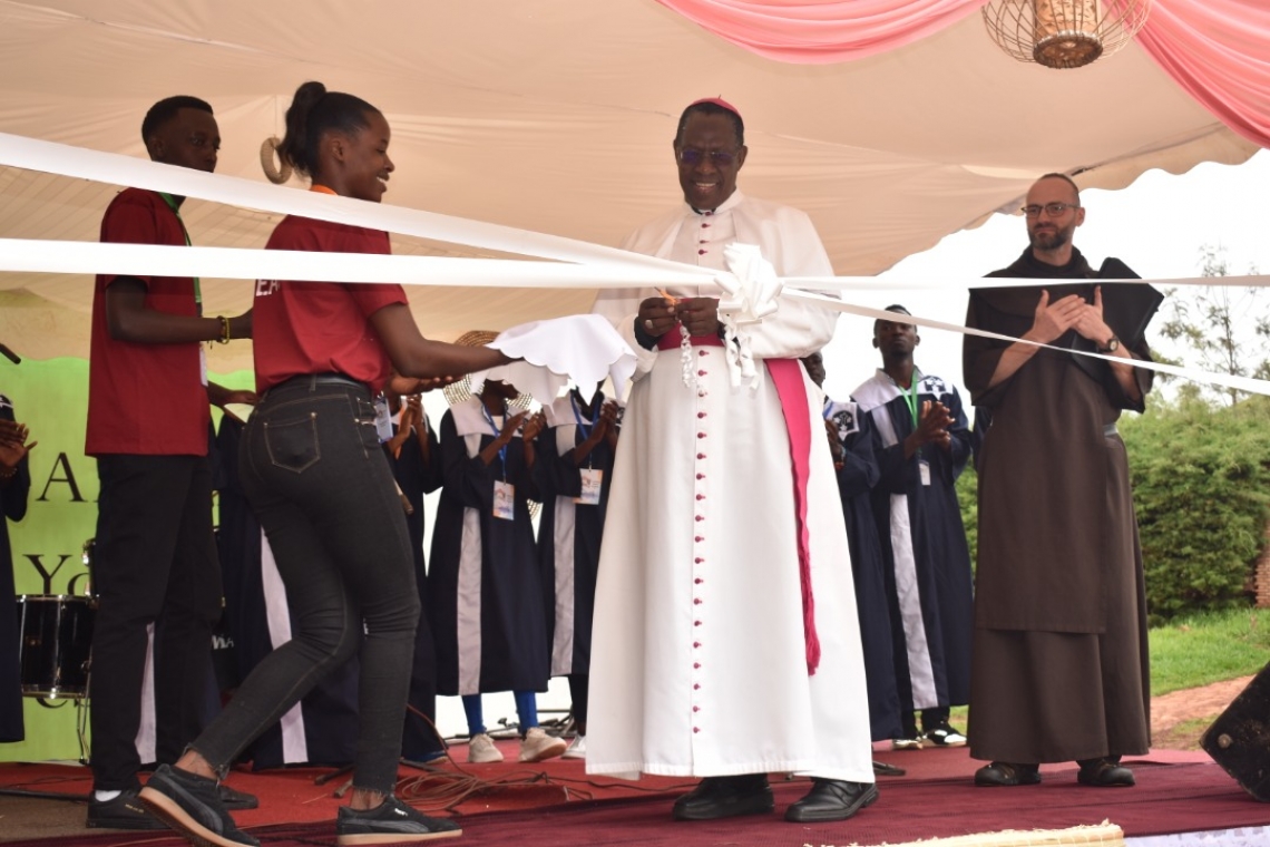 DANS L'HORIZON DU JUBILE D'OR DE LA PRESENCE DES PERES CARMES DECHAUX AU BURUNDI, FESTIVAL DE LA JEUNESSE DE CARMEL A GITEGA