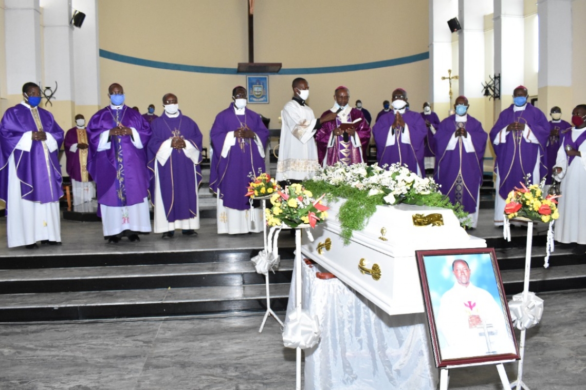 LES FUNERAILLES DE FEU MGR JEAN LOUIS NAHIMANA : VIBRANTS HOMMAGES MELES D’EXPRESSIONS D’EMOTIONS.