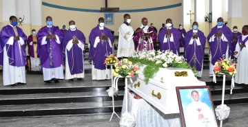 LES FUNERAILLES DE FEU MGR JEAN LOUIS NAHIMANA : VIBRANTS HOMMAGES MELES D’EXPRESSIONS D’EMOTIONS.