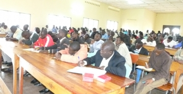 PRETRES ET NTIC : RASSEMBLER DES BREBIS PAR LA SOURIS, OPPORTUNITES PASTORALES ET RISQUES