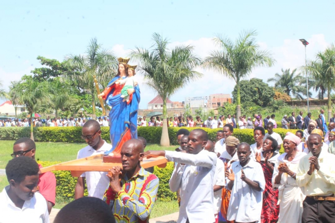 AU SANCTUAIRE MARIAL DE BUTERERE, LA FAMILLE SALESIENNE A CELEBRE LA FETE DE MARIE AUXILIATRICE PAR L'ACCUEIL DE NOUVEAUX SALESIENS COOPERATEURS