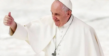 L'OPERATION CHIRURGICALE DU PAPE FRANÇOIS S'EST BIEN PASSEE, ET SA SANTE EST EN BON ETAT GENERAL