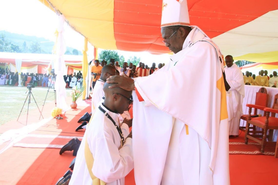 MURI PARUWASE NYABIRABA, DIYOSEZE NKURU YA GITEGA, ABASASERDOTI BARAYE BATIWE !