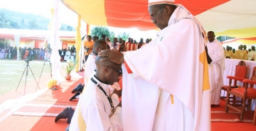 MURI PARUWASE NYABIRABA, DIYOSEZE NKURU YA GITEGA, ABASASERDOTI BARAYE BATIWE !