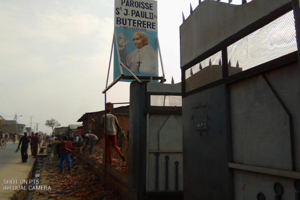 PAROISSE SAINT JEAN PAUL II DE BUTERERE : DEMOLITION DU MUR DE LA CLOTURE DE LADITE PAROISSE SE TROUVANT LE LONG DE LA ROUTE PRINCIPALE