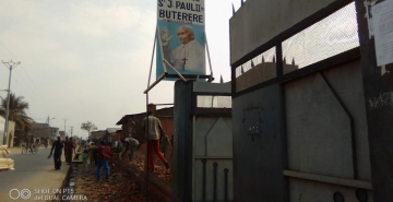 PAROISSE SAINT JEAN PAUL II DE BUTERERE : DEMOLITION DU MUR DE LA CLOTURE DE LADITE PAROISSE SE TROUVANT LE LONG DE LA ROUTE PRINCIPALE