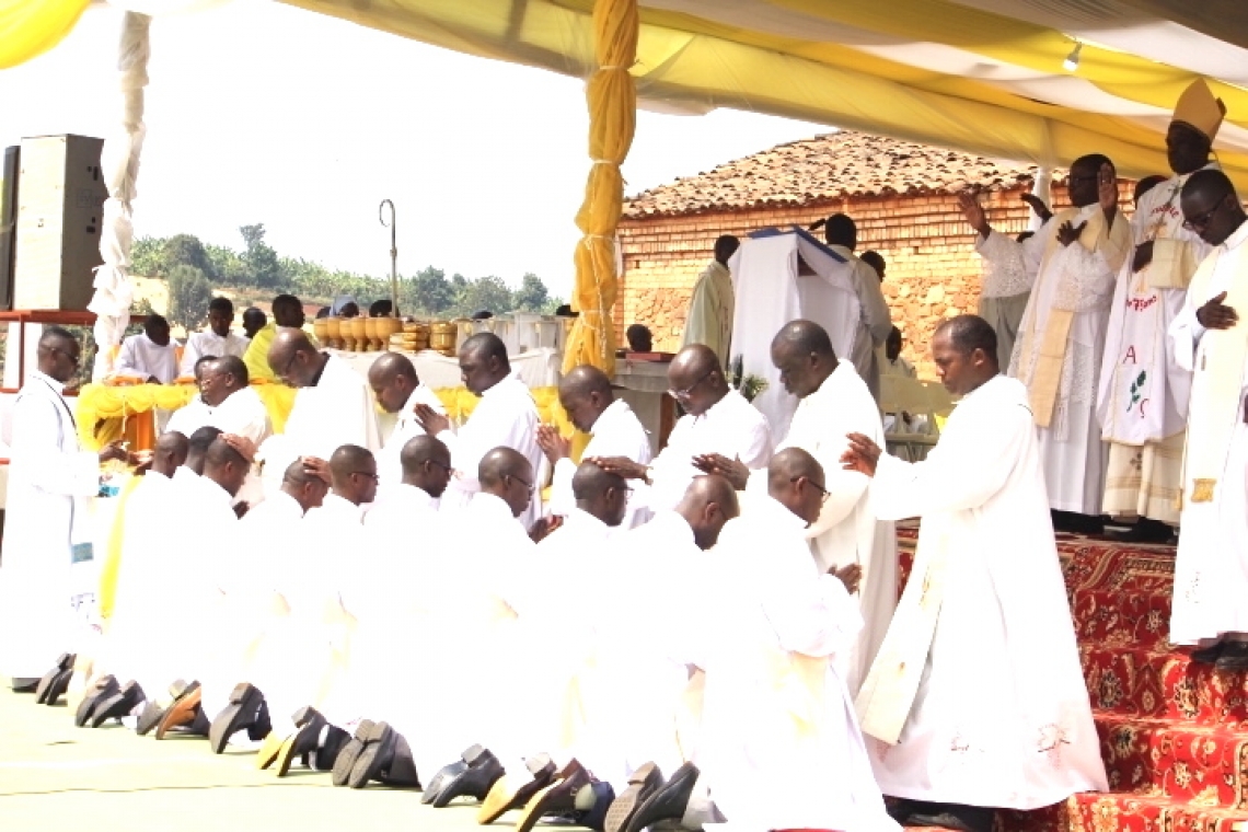 CEREMONIES D’ORDINATION ET DE COLLATION DES MINISTERES EN PAROISSE RUGANZA DU DIOCESE NGOZI ET CELEBRATION DU JUBILE DE 75 ANS DE CETTE PAROISSE