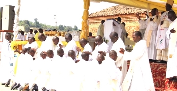 CEREMONIES D’ORDINATION ET DE COLLATION DES MINISTERES EN PAROISSE RUGANZA DU DIOCESE NGOZI ET CELEBRATION DU JUBILE DE 75 ANS DE CETTE PAROISSE