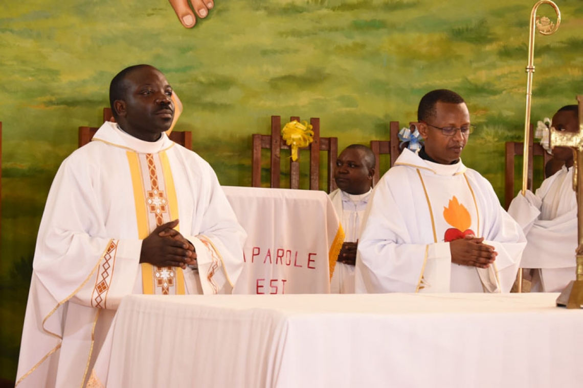 CHEZ LES PERES JESUITES DE BUJUMBURA, CELEBRATION DE L'ORDINATION SACERDOTALE