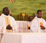 CHEZ LES PERES JESUITES DE BUJUMBURA, CELEBRATION DE L'ORDINATION SACERDOTALE