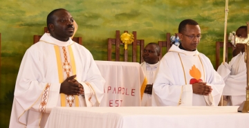CHEZ LES PERES JESUITES DE BUJUMBURA, CELEBRATION DE L'ORDINATION SACERDOTALE