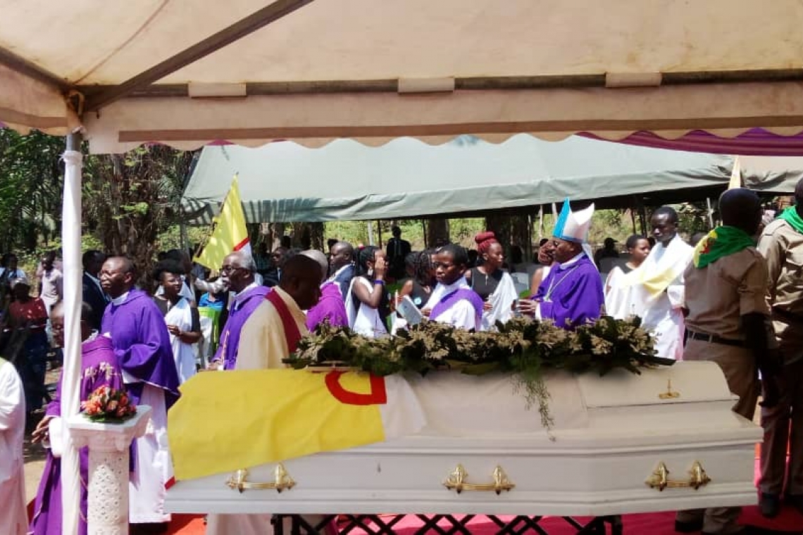 VIVES EMOTIONS LORS DES FUNERAILLES DE FEU ABBE MAGNUS NDINZE