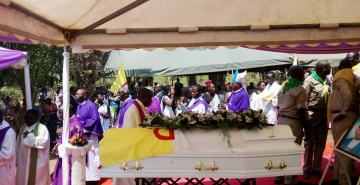VIVES EMOTIONS LORS DES FUNERAILLES DE FEU ABBE MAGNUS NDINZE