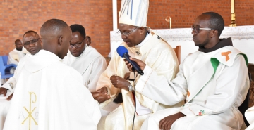 ORDINATION SACERDOTALE CHEZ LES PERES SALESIENS DE DON BOSCO DE BUTERERE