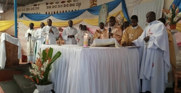 HARIYA MURI PARUWASI  MUZINDA, PATIRI YEREMIYA BIGIRIMANA YARAYE AHEREJE INKUKA YA MISA Y’UMUKWANGURO