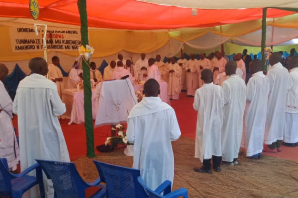 PARUWASE MURIZA YO MURI DIYOSEZE KATOLIKA YA RUYIGI YARAHIMBAJE YUBILE Y’IMYAKA 50