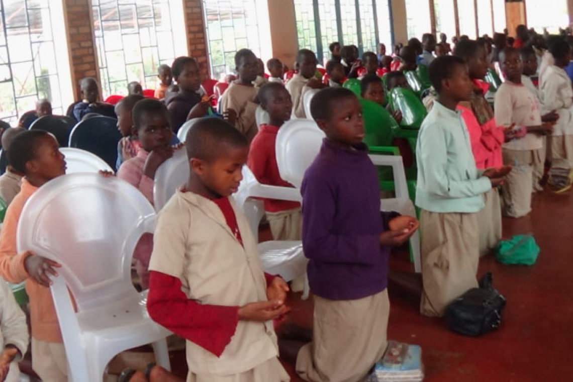LES ENFANTS DU DIOCESE DE BURURI PRIENT LA VIERGE MARIE POUR LA FIN DU COVID-19