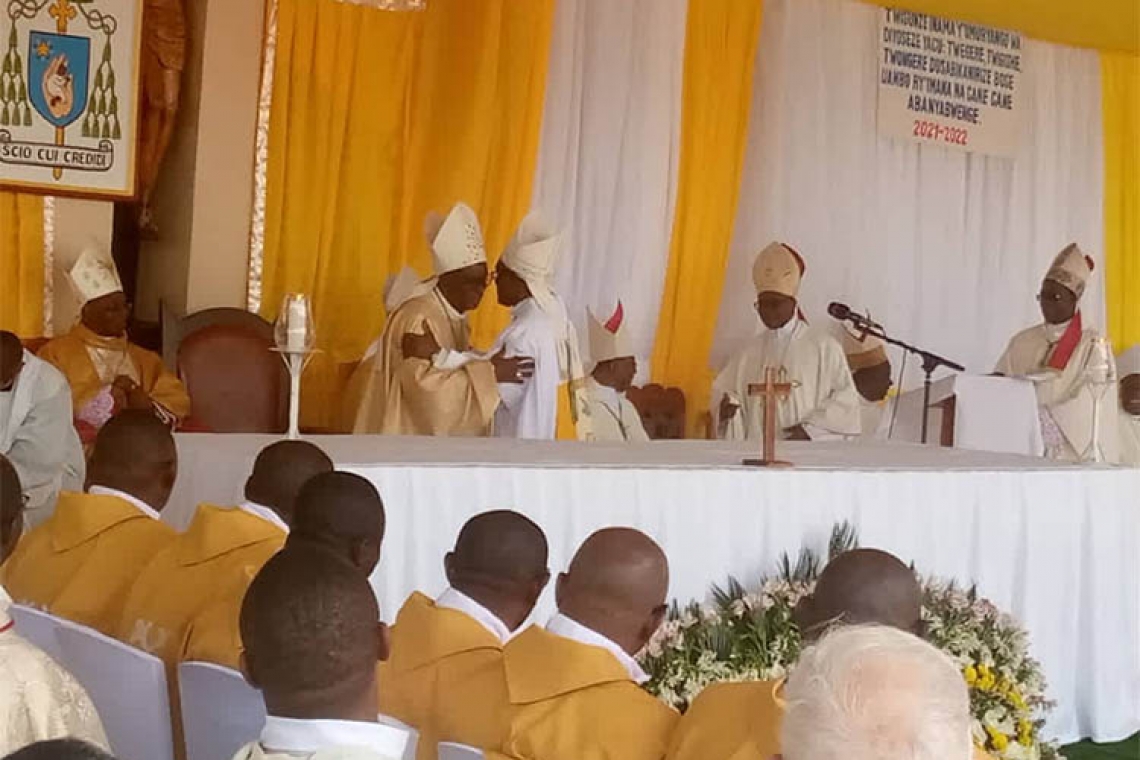 PRISE DE POSSESSION CANONIQUE DE L’ARCHIDIOCESE DE GITEGA PAR S.E. Mgr BONAVENTURE NAHIMANA