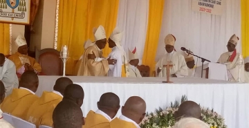 PRISE DE POSSESSION CANONIQUE DE L’ARCHIDIOCESE DE GITEGA PAR S.E. Mgr BONAVENTURE NAHIMANA
