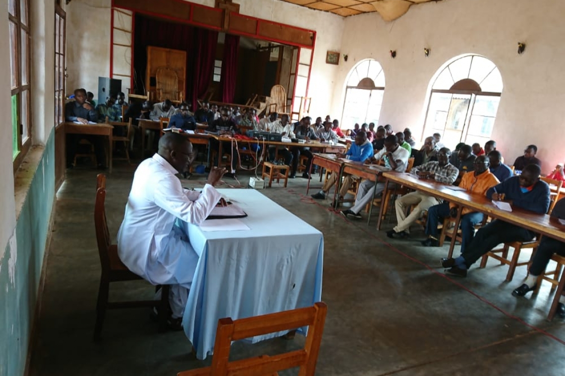 CELEBRATION DU JEUDI ET VENDREDI SAINTS AU GRAND SEMINAIRE SAINT PIERRE CLAVER DE BURASIRA
