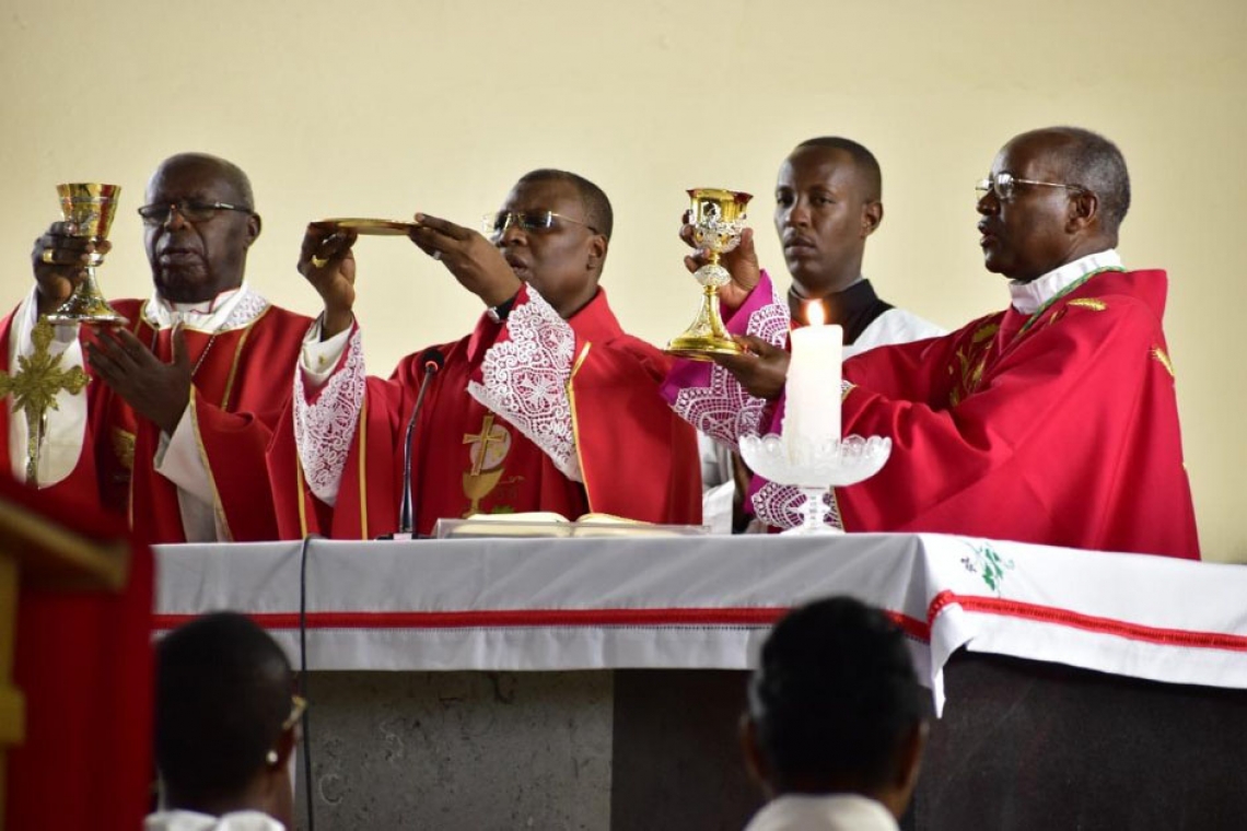 EN COMMUNION AVEC LES FIDELES DE L’ARCHIDIOCESE DE BUJUMBURA, LE NONCE APOSTOLIQUE AU BURUNDI CELEBRE LA SOLENNITE DES SAINTS PIERRE ET PAUL