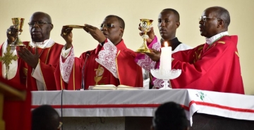 EN COMMUNION AVEC LES FIDELES DE L’ARCHIDIOCESE DE BUJUMBURA, LE NONCE APOSTOLIQUE AU BURUNDI CELEBRE LA SOLENNITE DES SAINTS PIERRE ET PAUL
