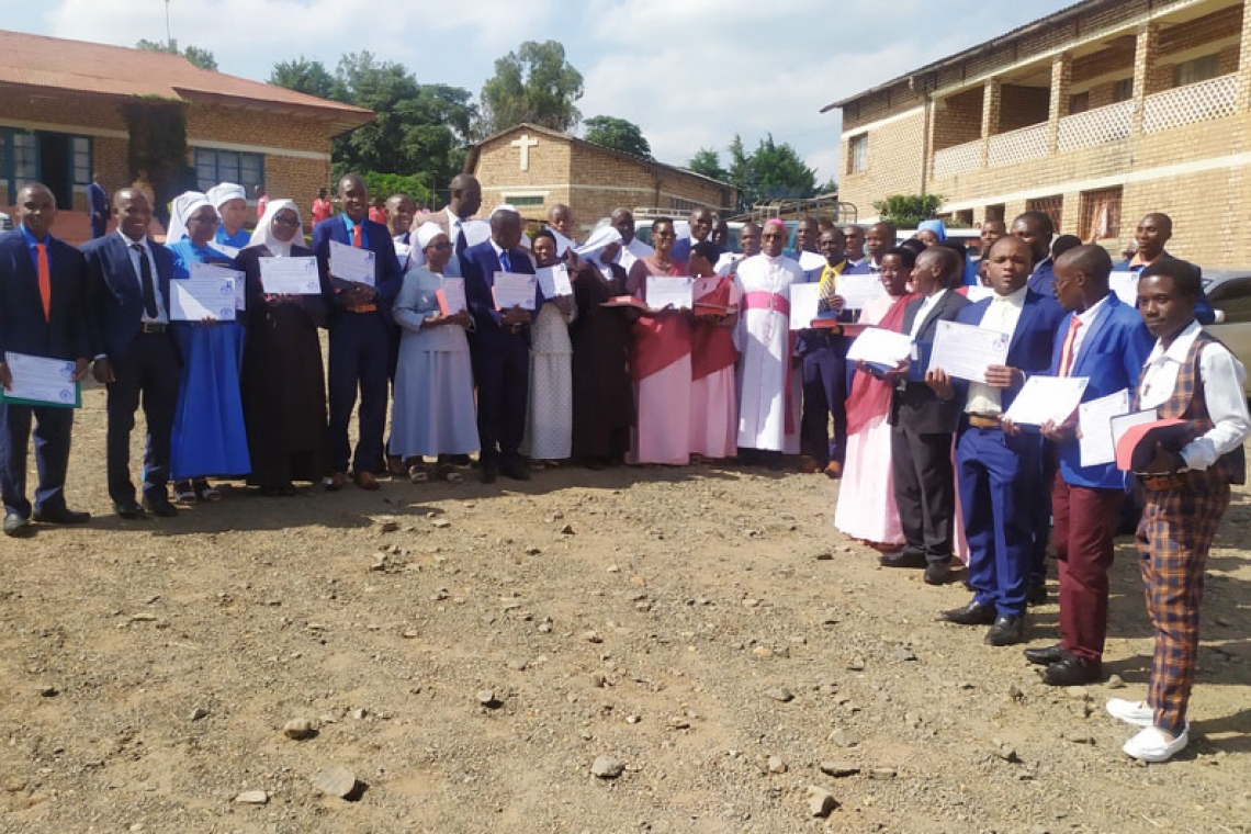 QUARANTE-QUATRE CATECHISTES ONT ETE DIPLOMES A L’INSTITUT CATECHETIQUE AFRICAIN (ICA) MUYANGE