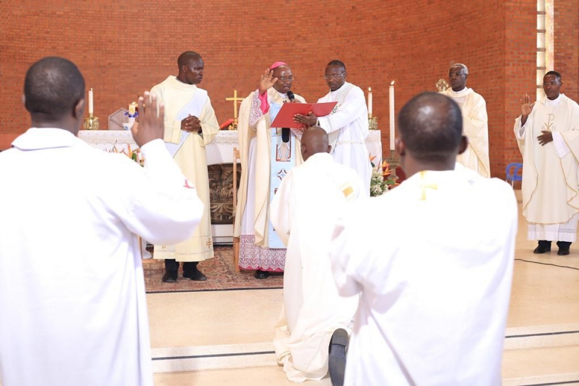 PAROISSE BUTERERE : ORDINATION SACERDOTALE CHEZ LES PERES SALÉSIENS DE DON BOSCO