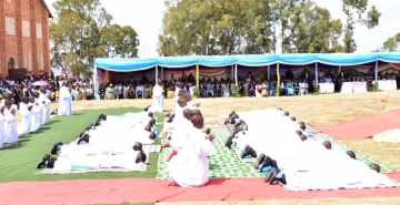 IYATIRWA RY’ABASASERDOTI, ABADIYAKONI N'ITANGWA RY’IBICE BIGANA IRYO BANGA MURI DIYOSEZE KATOLIKA YA MUYINGA