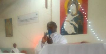 EN PAROISSE DE KABURANTWA, DES MEMBRES DU RENOUVEAU CHARISMATIQUE EMMANUELISTE RETOURNENT AU BERCAIL