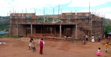 DEUX EGLISES EN CONSTRUCTION DANS LA PAROISSE YOBA