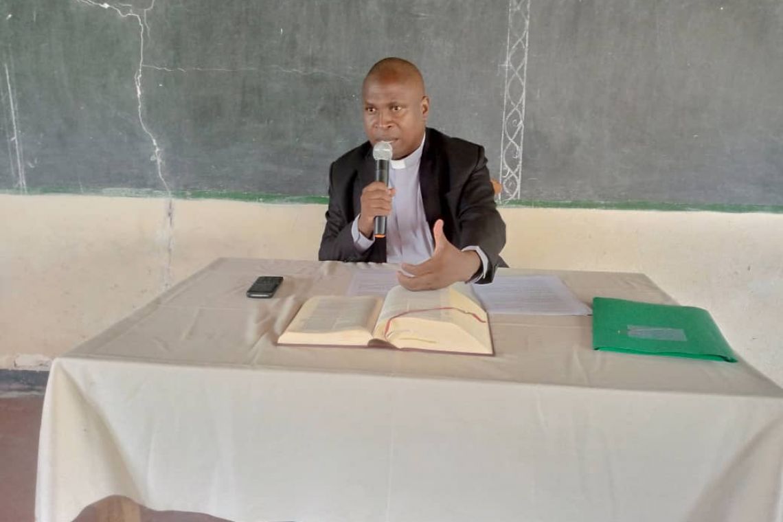 LES SEMINARISTES DU GRAND SEMINAIRE DE BUJUMBURA EN PLEINE RECOLLECTION AU DEBUT DE L'ANNEE