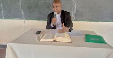 LES SEMINARISTES DU GRAND SEMINAIRE DE BUJUMBURA EN PLEINE RECOLLECTION AU DEBUT DE L'ANNEE