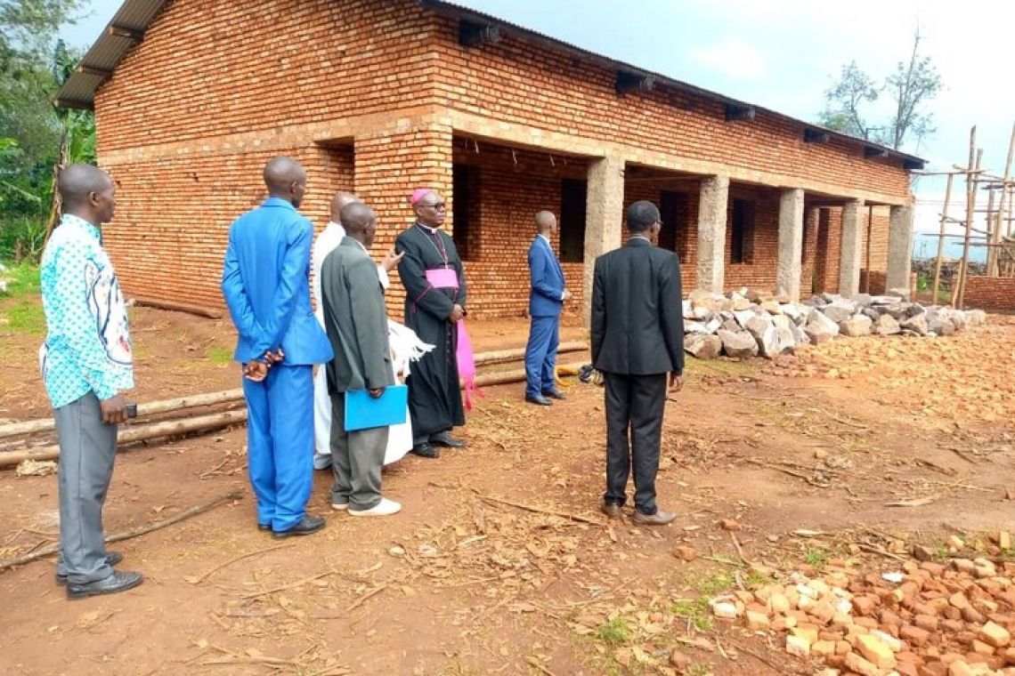 VISITE PASTORALE DE L’ARCHEVEQUE DE GITEGA DANS LA PAROISSE BUGENYUZI